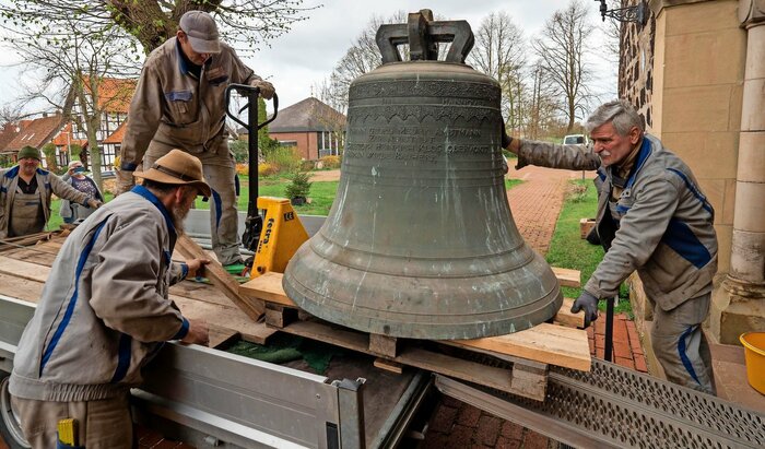 Mitarbeiter einer Thüringer Fachfirma verladen die größte der 3 Glocken
